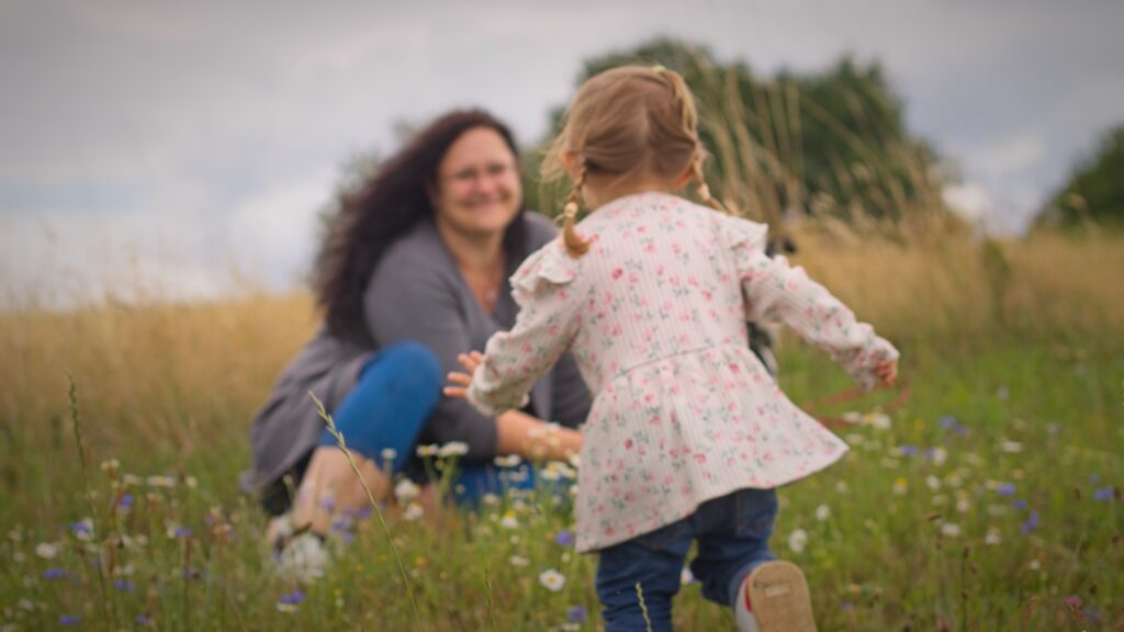 familienspaziergang mit ziegen und hunden high res (102)